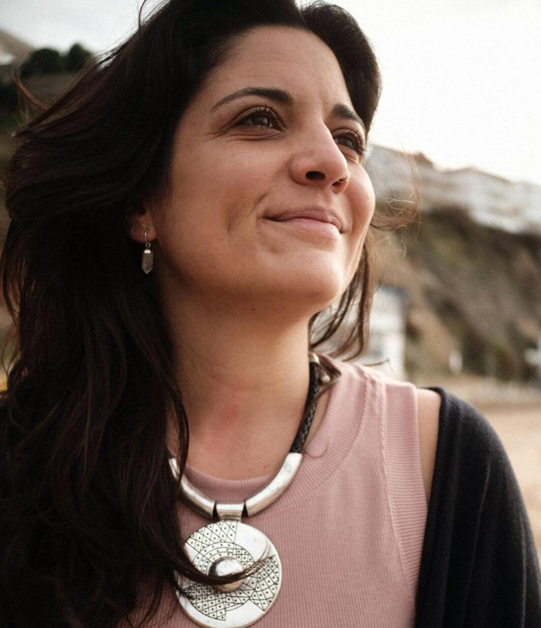 La forma en que mirás transforma lo que ves Flor sonriendo y mirando hacia el horizonte, simbolizando que la forma en que mirás transforma lo que ves – Espacio Medrar